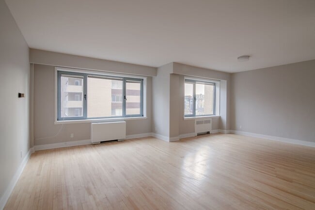 Building Photo - 3495 Rue de la Montagne