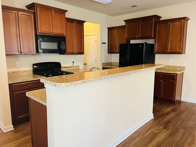 Building Photo - Beautiful 3-bedroom, 2.5-bath townhome located in the desirable Townview Commons community of Woo...