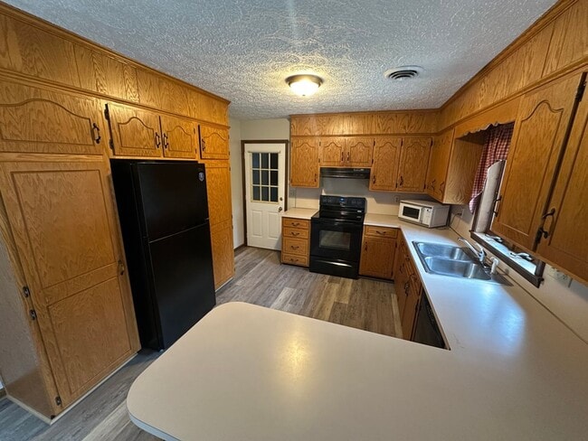 Building Photo - 2 Bedroom, 1 Bath Ranch Home