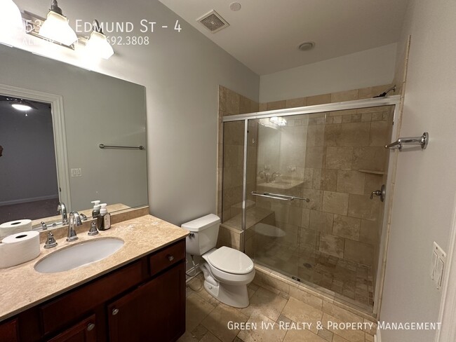 Foto del edificio - Quiet, Cozy Townhome in Jefferson Park,  2...