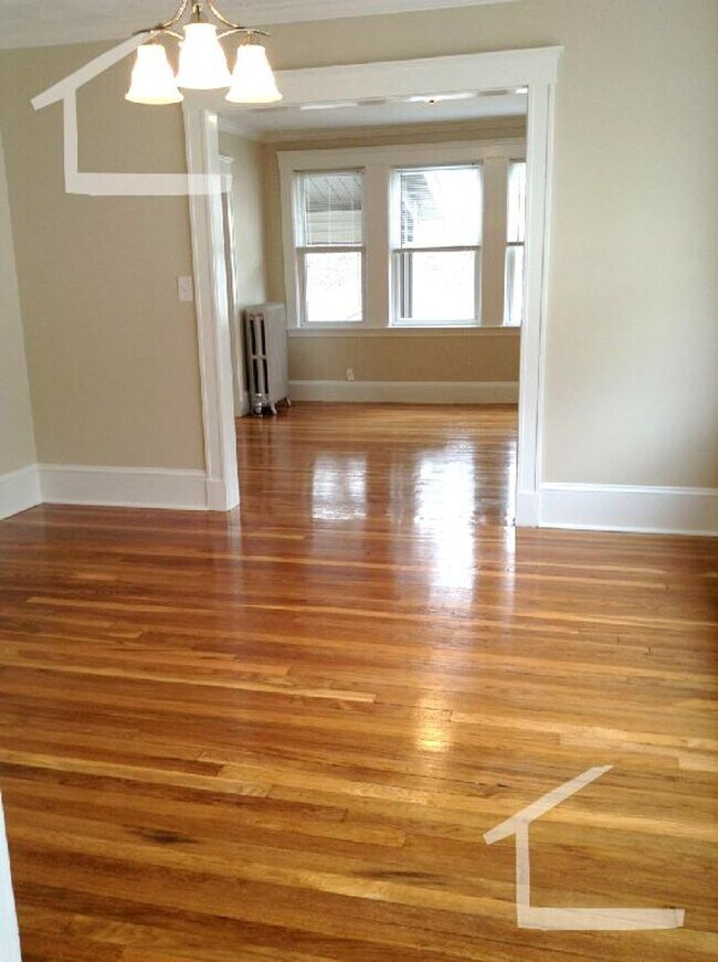 Building Photo - Renovated Duplex 3 bed Unit, Free Laundry,...