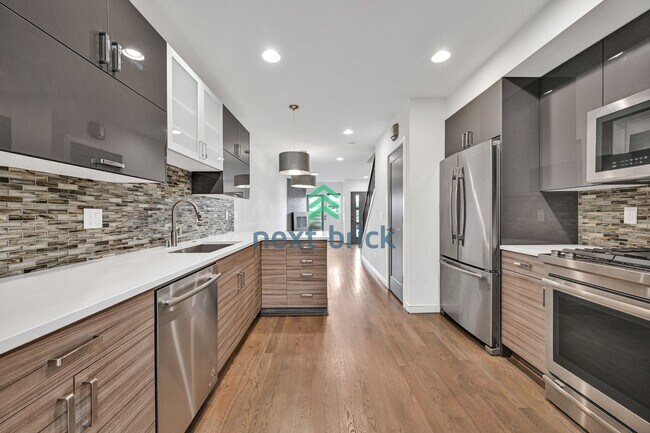 Foto del edificio - Stunning 3-Bed, 2.5-Bath Townhome in West ...