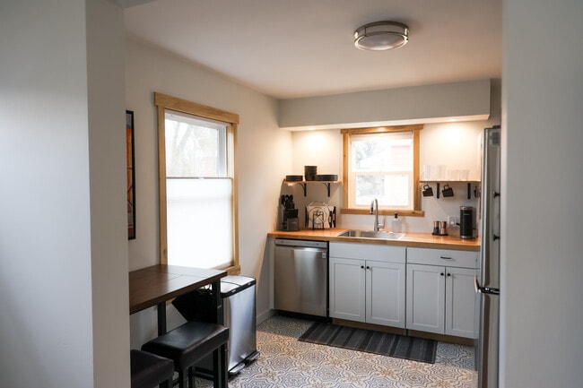 Building Photo - 5106 Rosslyn Ave