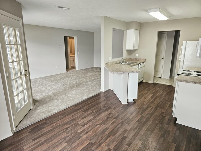 Kitchen - Dining Room - Cobblestone Court Apartments