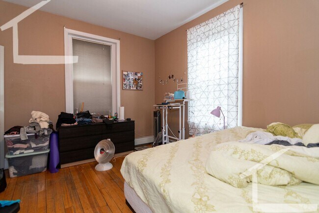 Building Photo - Renovated 4 Bed W/ 2 Full Baths! Short Wal...