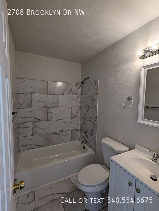 Foto del edificio - 2708 Brooklyn Dr NW