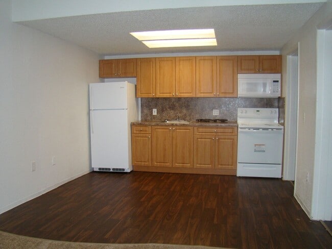 Building Photo - Live FREE for a Month – Move In Today!
