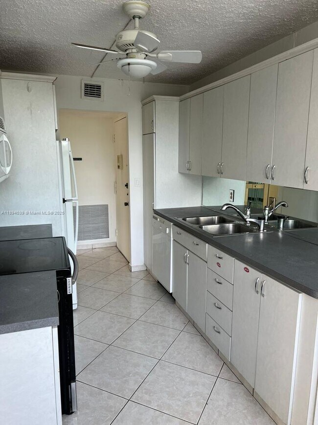 Foto del edificio - 1200 NE Miami Gardens Dr