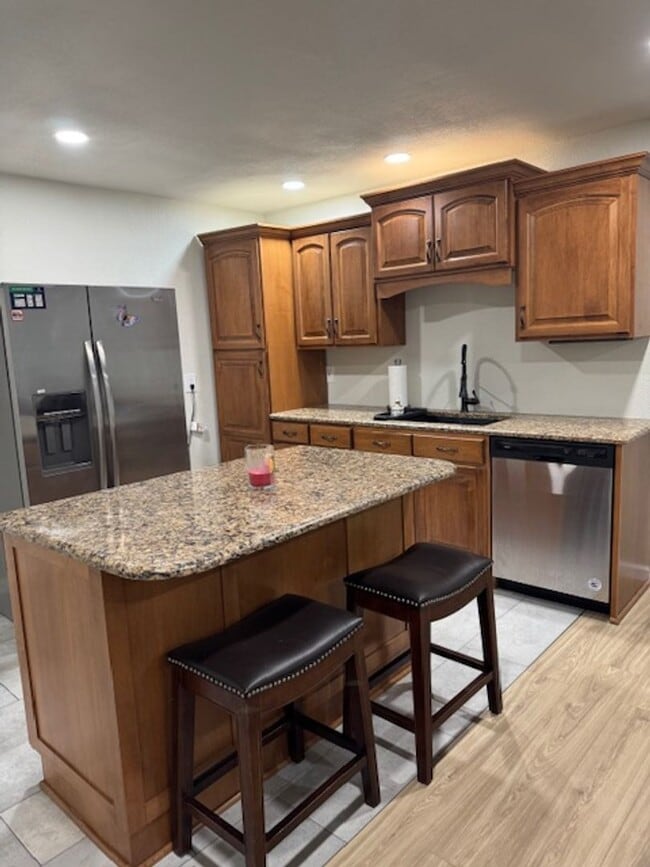 Foto del edificio - 2 Bed 2 Bath Basement Apartment