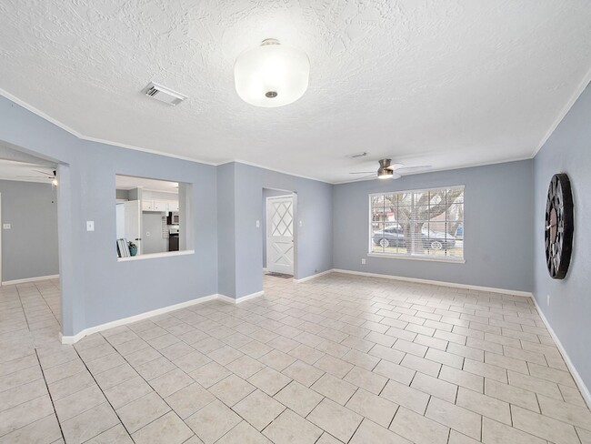 Building Photo - 712 Damon St