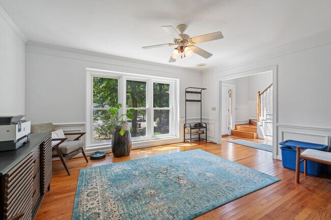 Foto del edificio - Beautiful 4BR, 3.5BA Tri-Level Home in Wel...