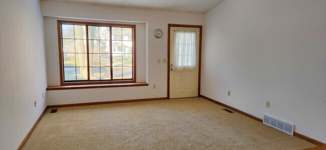 Sala de estar, piso principal - 1216 Dale Ct NE