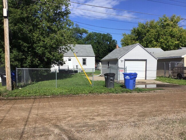 Building Photo - 3 Bedroom 2 Bath Single Family Home in Far...