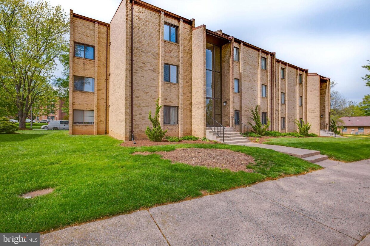 Primary Photo - 10626 Provincial Dr