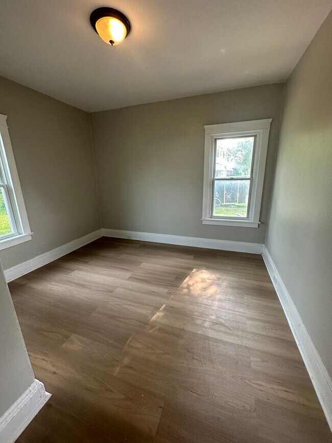 Building Photo - 1185 E 123rd St