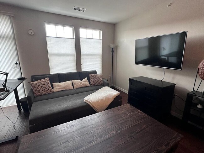 Building Photo - LOF-Vantage Pointe