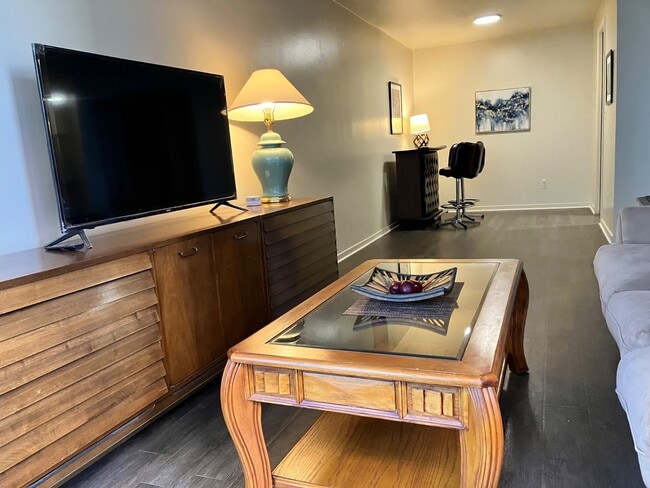 Foto del edificio - 8200 E Jefferson Ave