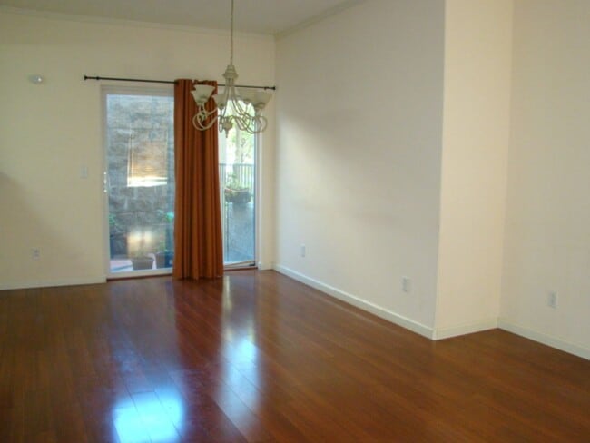 Building Photo - Townhouse 2 bedroom, 2 bath, washer/dryer, refrigerator, 2 car garage, patio