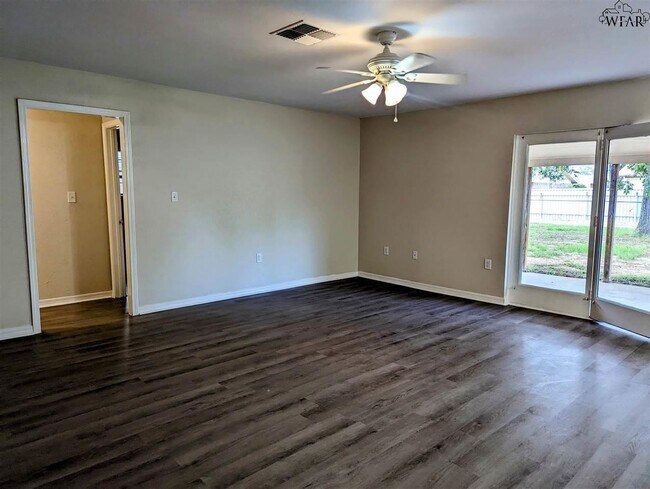 Building Photo - 977 Victoria Dr