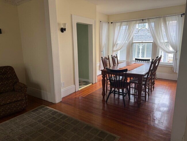 Foto del edificio - 72 Pawling Ave