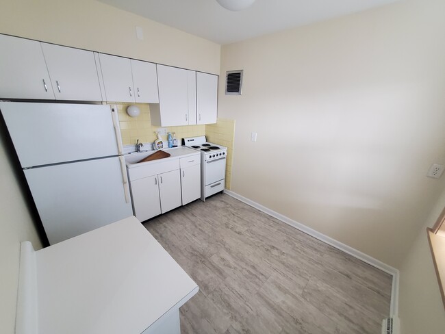 Kitchen - 5224 W Forest Home Ave