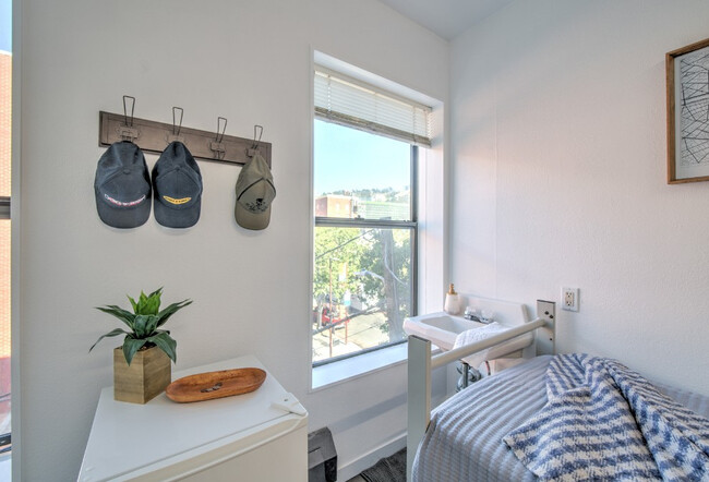 Foto del edificio - SHARED & PRIVATE Dorm Style Units Availabl...