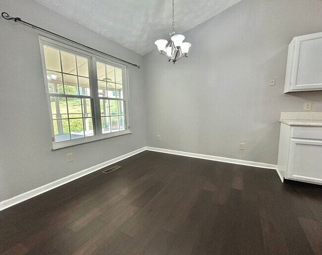 Foto del edificio - Beautiful 3 bedroom-plus bonus room-2 bath for rent!