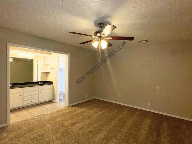 Photo - 200 Lochwood Cir House
