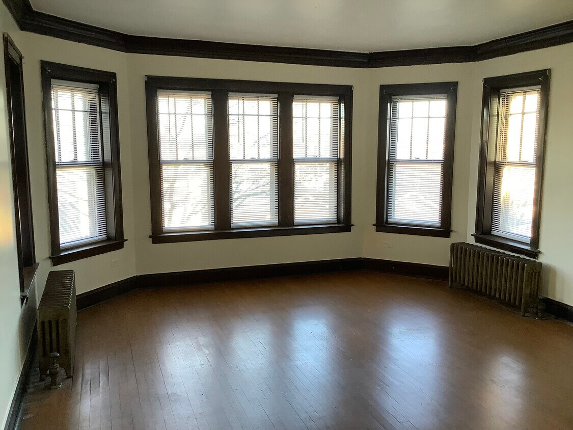 Foto principal - 8930 S Harper Ave