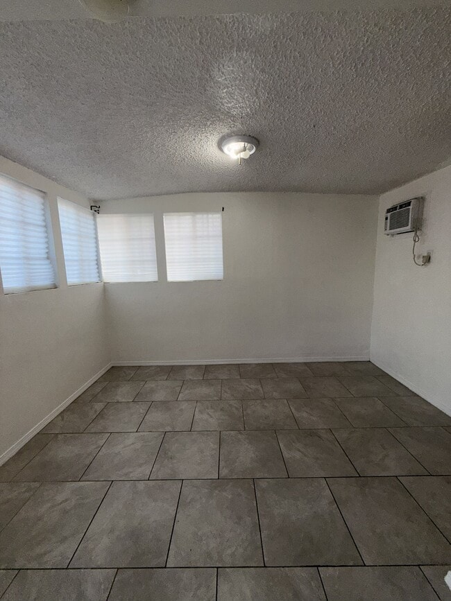 Dormitorio - 652 W 97th St