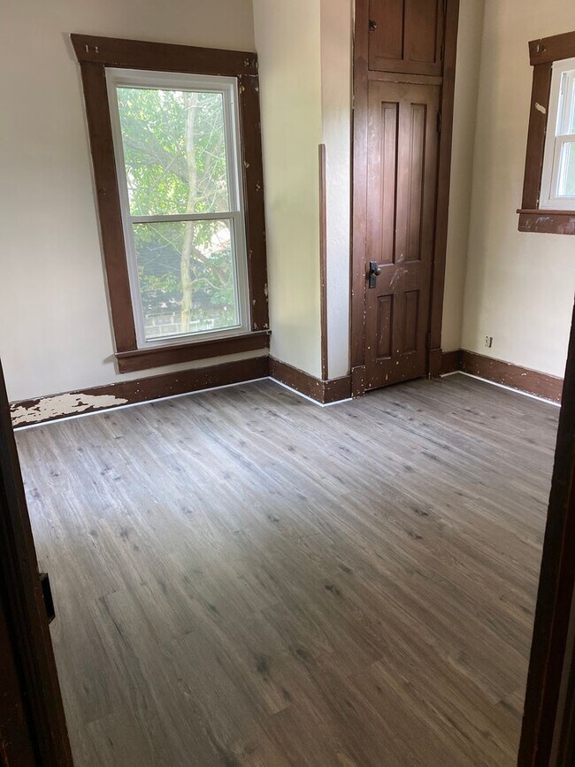 Building Photo - 4 Bedroom and 2 Bathroom located in Crawfo...