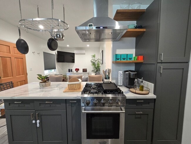 Foto del edificio - Fully furnished, modern ADU with fully-equipped kitchen shared garden.