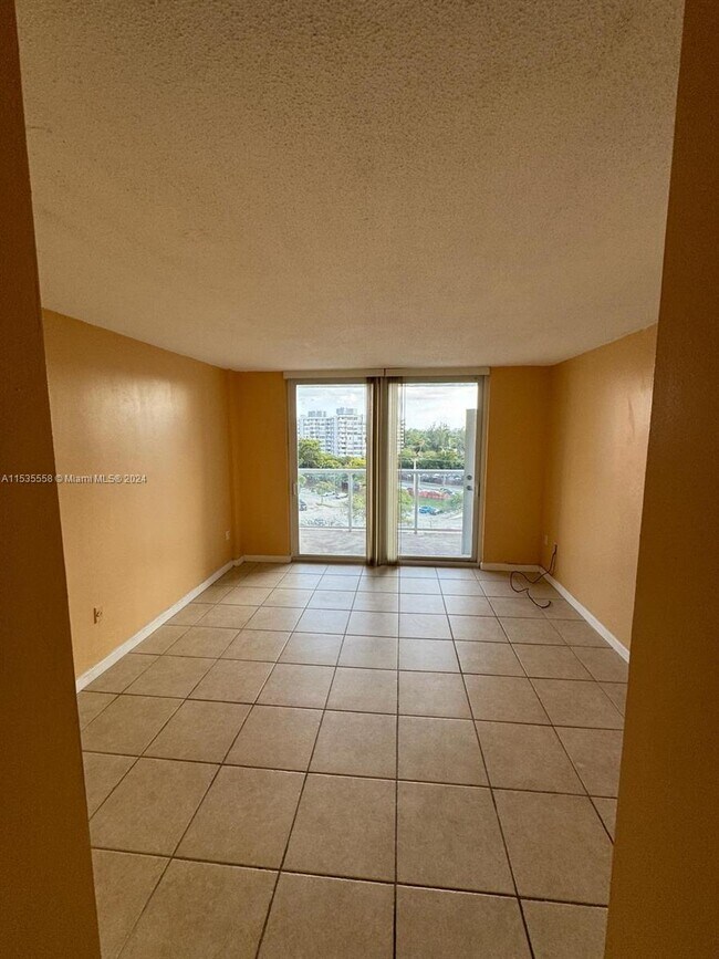 Building Photo - 1301 NE Miami Gardens Dr