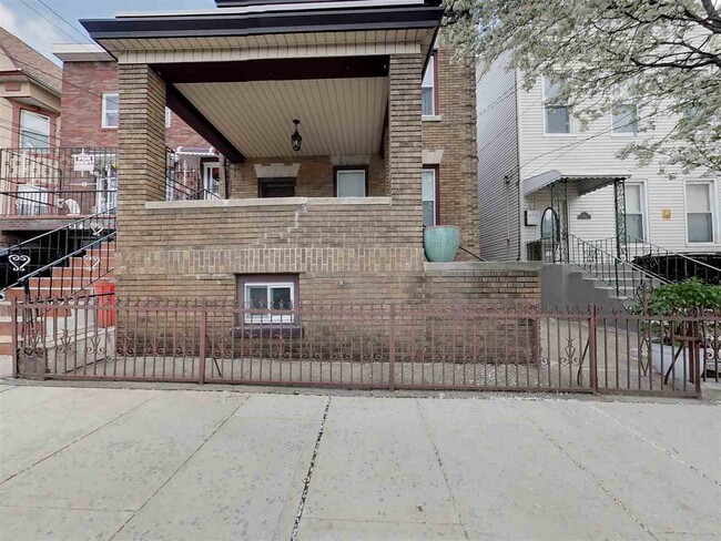 Building Photo - 314 3rd St