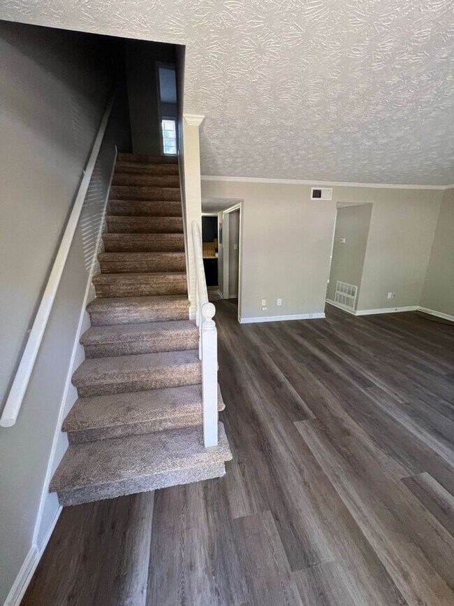 Building Photo - Ready to view now finally a 2 bedroom 2.5 ...