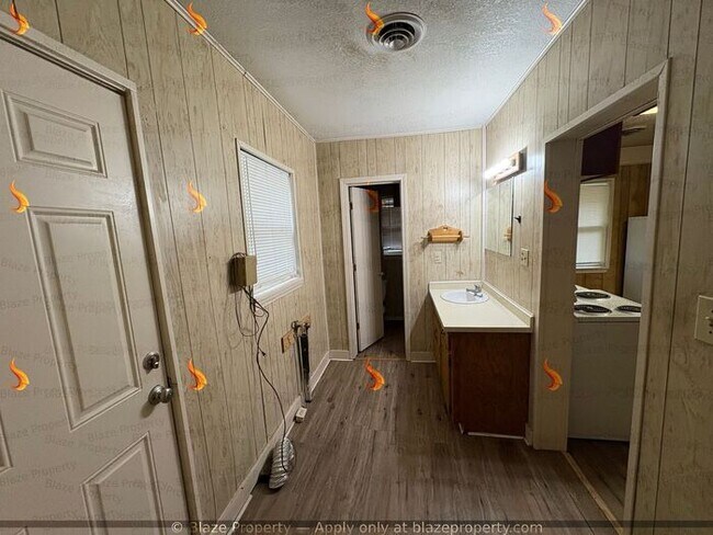 Foto del edificio - For Rent: 2 Bed / 1 Bath Home – Ready for ...