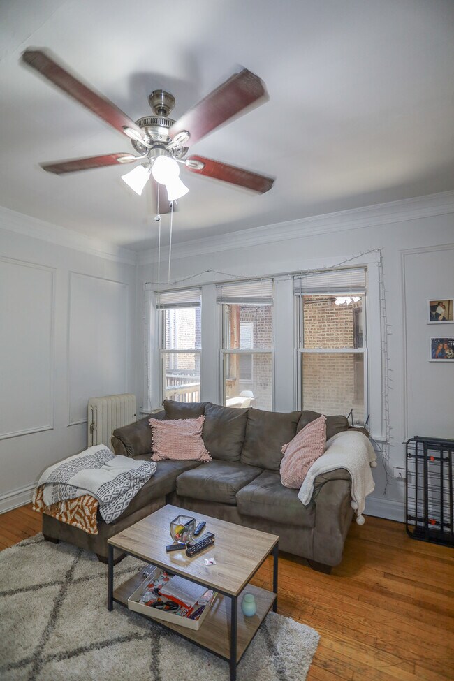 Building Photo - 459 W Roslyn Pl