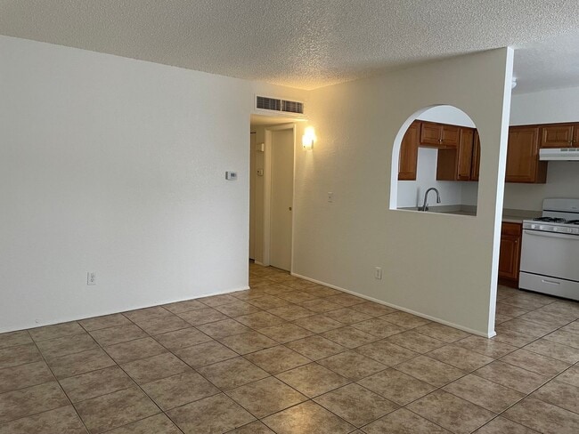 Building Photo - Quaint 2 Bedroom and 1 Bath Triplex!