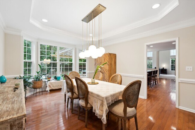 Building Photo - Stunning 5bd/4.5ba Home Near Duke Universi...