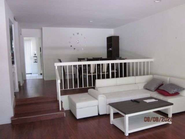 Foto del edificio - 21901 Burbank Blvd