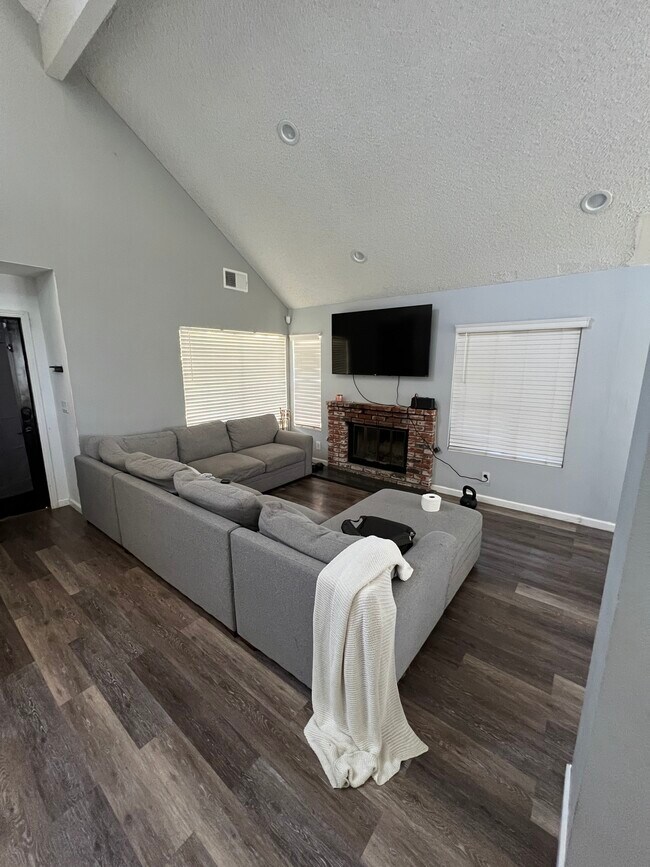 Building Photo - 5127 Sunburst Dr