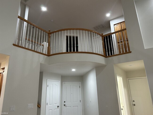 Building Photo - 3 br, 2.5 bath House - 5560 Cabrillo Court