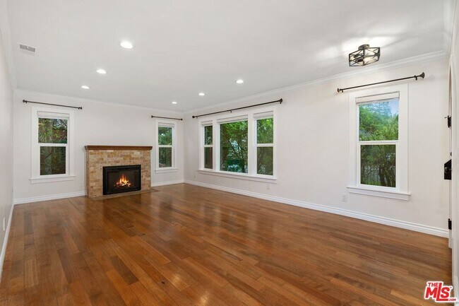 Building Photo - 828 N Crescent Heights Blvd