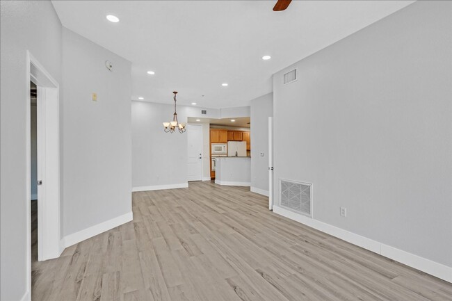 Foto del edificio - Top level 2 bedroom condo located in guard gated Park Avenue!