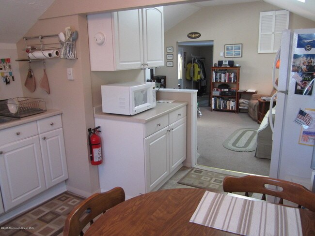 Building Photo - 115 10th Ave