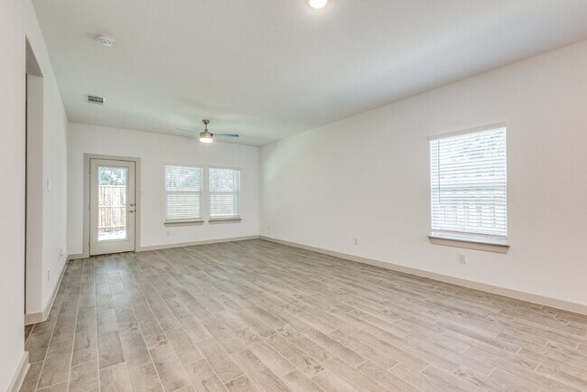 Foto del edificio - 3331 Conroe St