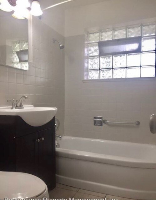 Baño - 3350 Kearney St