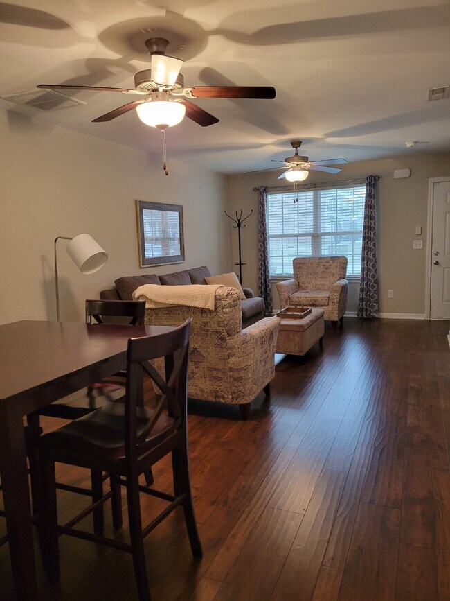 Foto del edificio - 2 Bedroom, 2.5 Bath Townhome Featuring Ope...