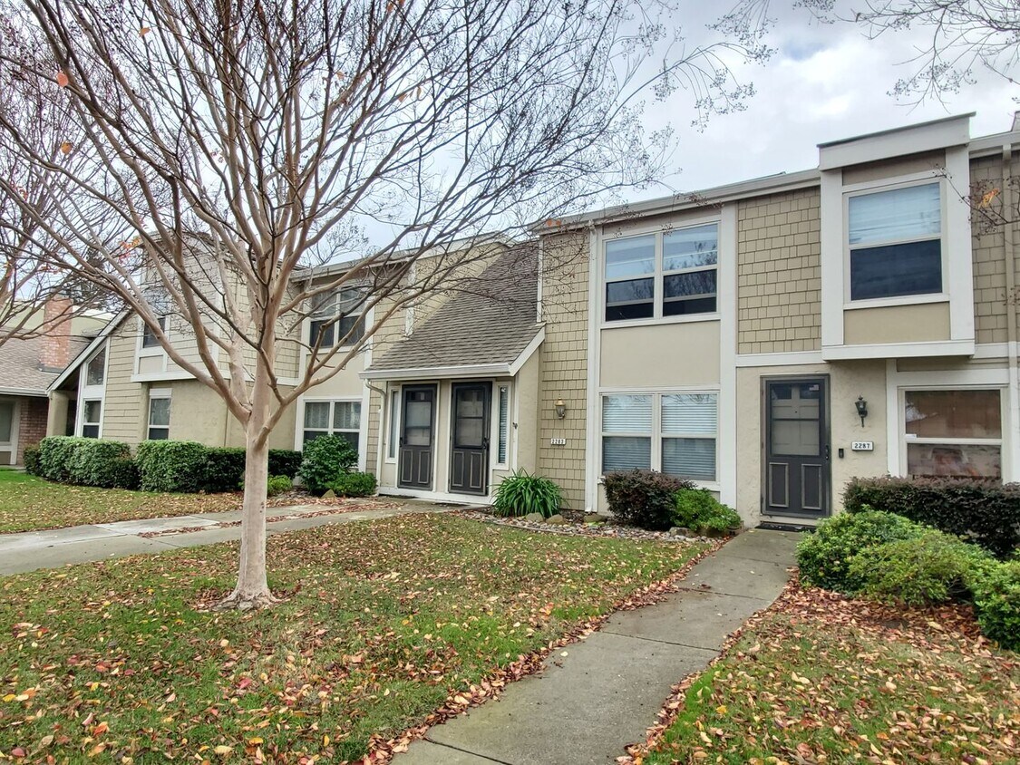 Primary Photo - Spacious Townhome in Central Location, A/C...