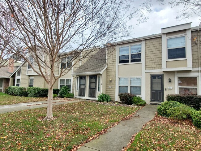 Spacious Townhome in Central Location, A/C... - Spacious Townhome in Central Location, A/C...